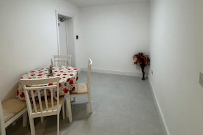 Dining - Near Heathrow - Studio - Wifi - Parking - Sleeps 2 (Uxbridge)