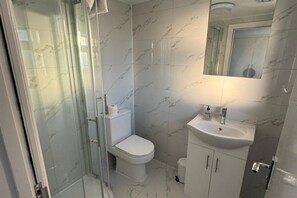 Douche, sèche-cheveux, serviettes fournies