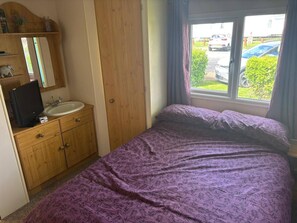 3 bedrooms, iron/ironing board, free WiFi, bed sheets - 8 Berth Caravan at Butlins Skegness (Skegness)