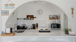 Cafetera o tetera, frigorífico, microondas y horno