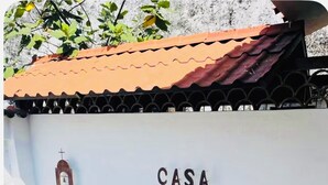 A sign with 'CASA EL CAMPANARIO' and a bell tower illustration.