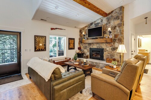 On 5 Acres! Cabin w/ Hot Tub in Lava Hot Springs