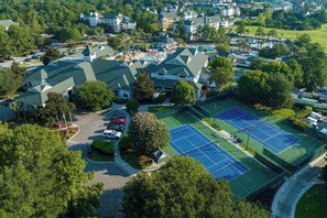 Asuinalue, jossa on useita taloja, tenniskenttä ja pysäköintialue.