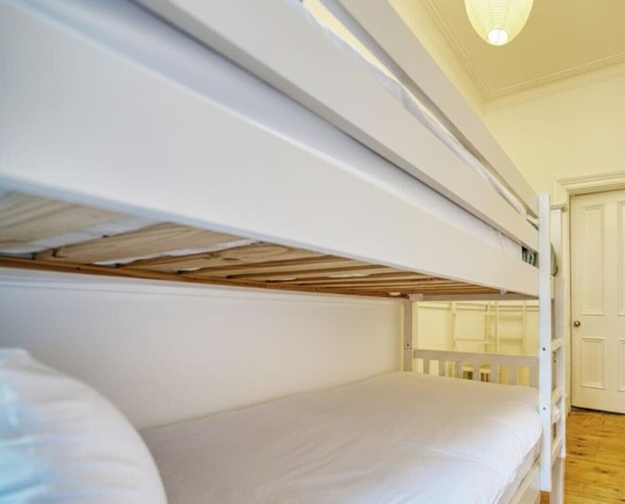 Tabla de planchar con plancha, wifi y ropa de cama 