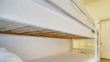 Tabla de planchar con plancha, wifi y ropa de cama
