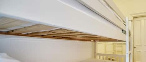 Tabla de planchar con plancha, wifi y ropa de cama