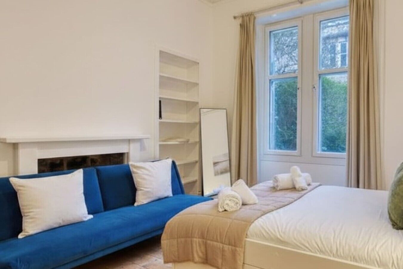 Tabla de planchar con plancha, wifi y ropa de cama 