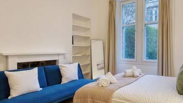 Tabla de planchar con plancha, wifi y ropa de cama
