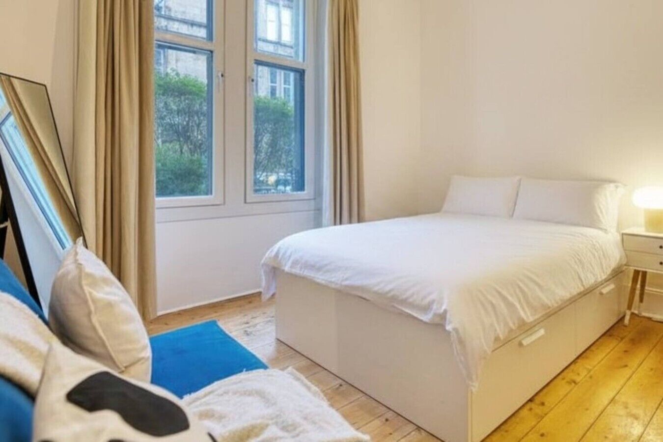 Tabla de planchar con plancha, wifi y ropa de cama 