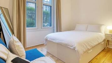 Tabla de planchar con plancha, wifi y ropa de cama