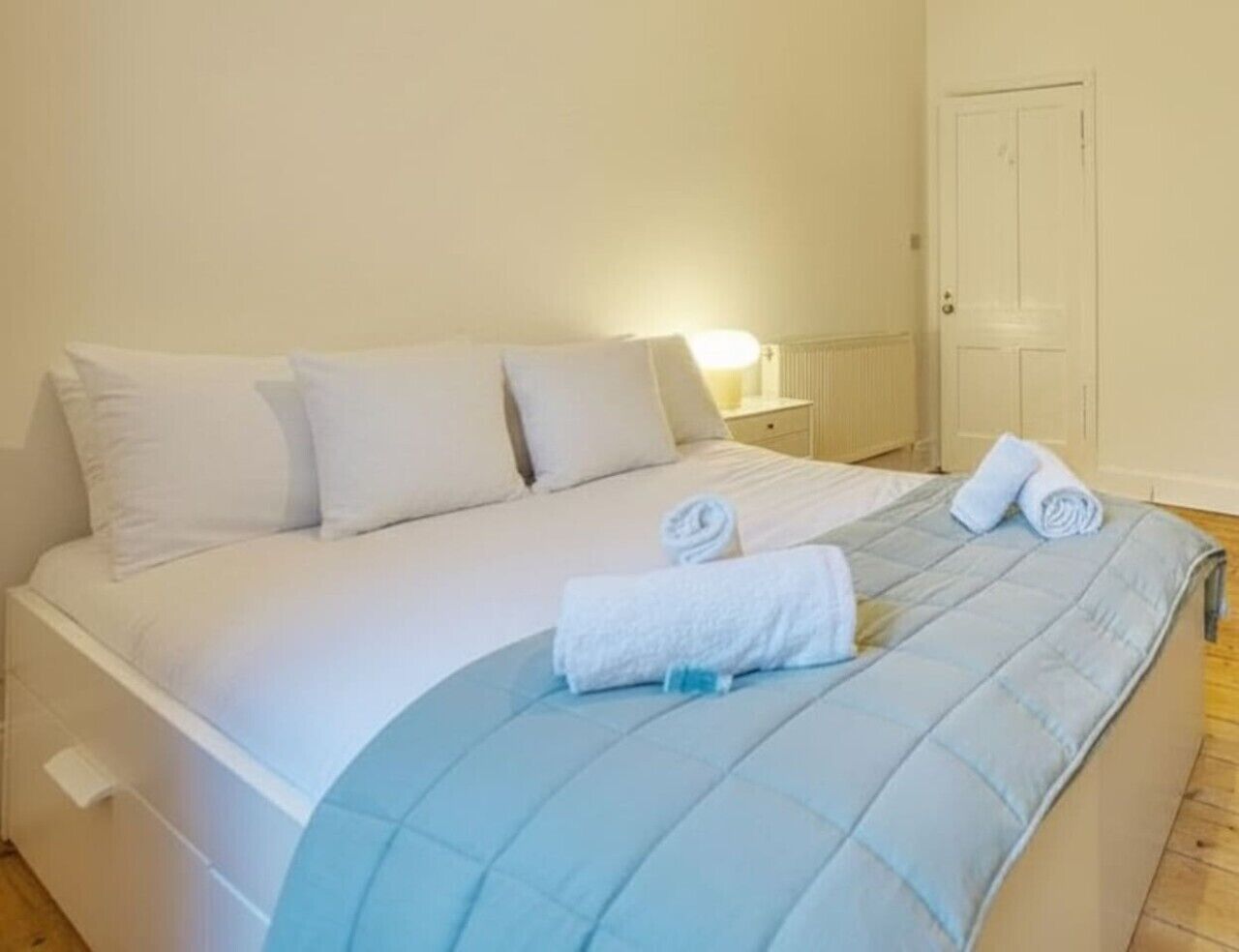 Tabla de planchar con plancha, wifi y ropa de cama 