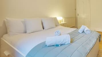 Tabla de planchar con plancha, wifi y ropa de cama