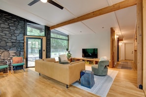 Interior - Quiet Mid-century Modern Gem, 6 Mi to Dtwn Atlanta (Atlanta)