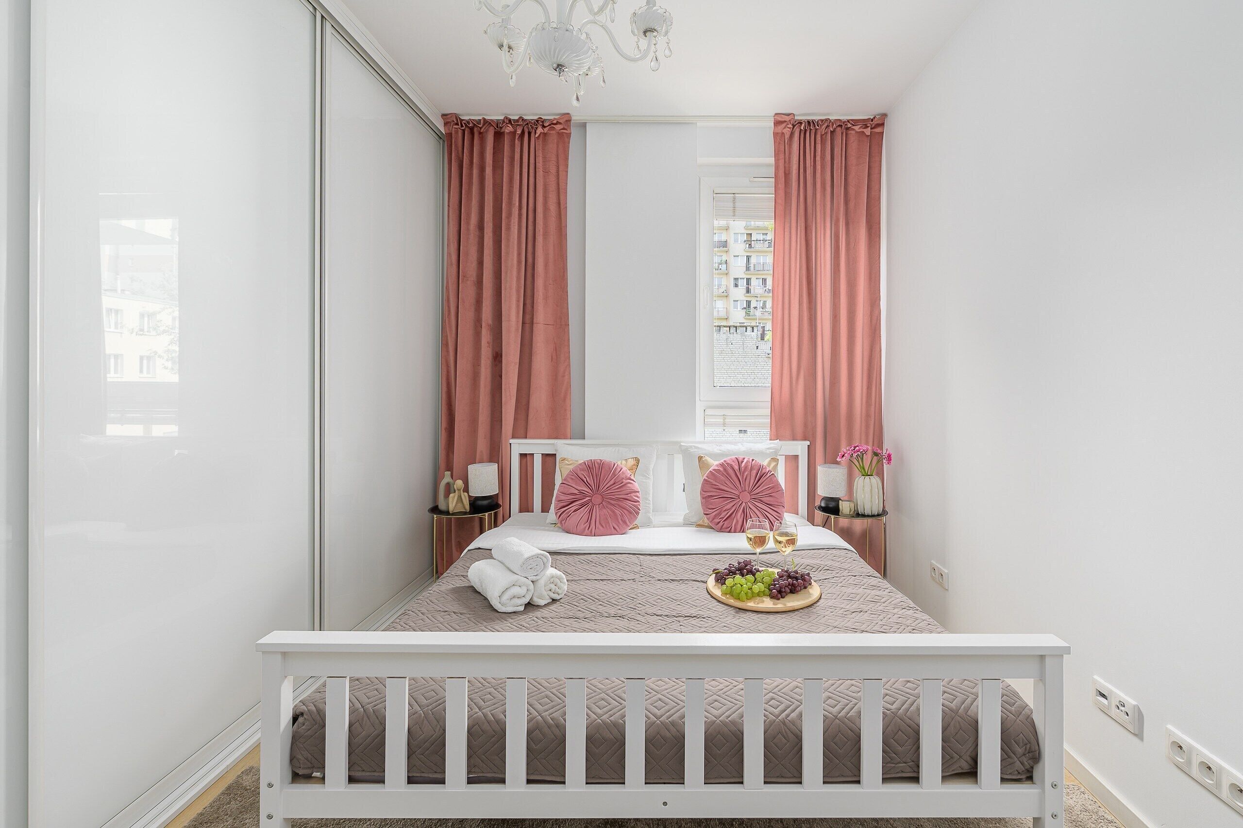 Ropa de cama hipoalergénica, tabla de planchar con plancha y cunas 