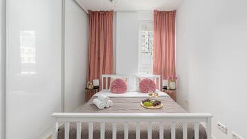 Ropa de cama hipoalergénica, tabla de planchar con plancha y cunas