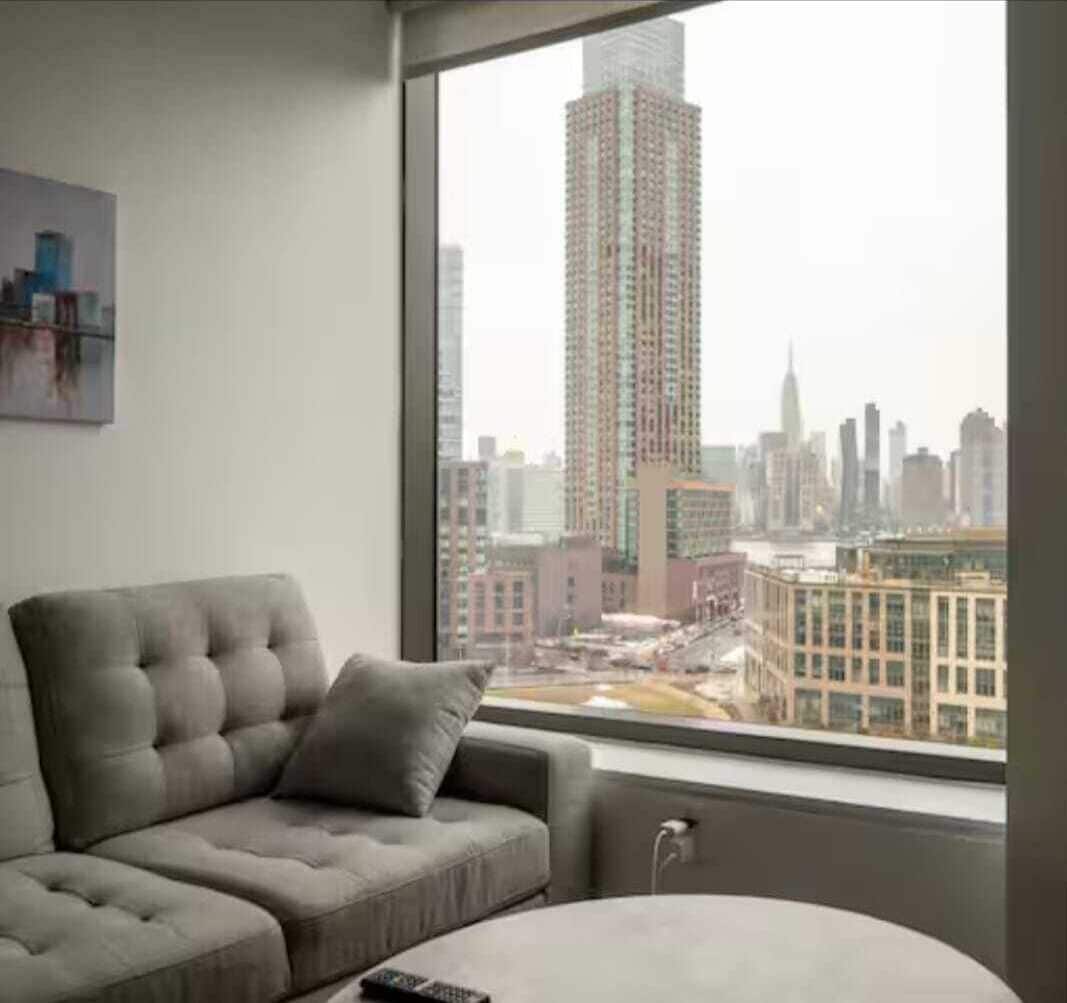 Pleasant 1-bedroom @ Waterfront Tower In Greenpoint Right Across Manhattan - Nueva York, NY