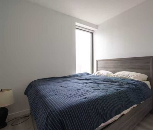 Pleasant 1-bedroom @ waterfront tower in Greenpoint right across Manhattan