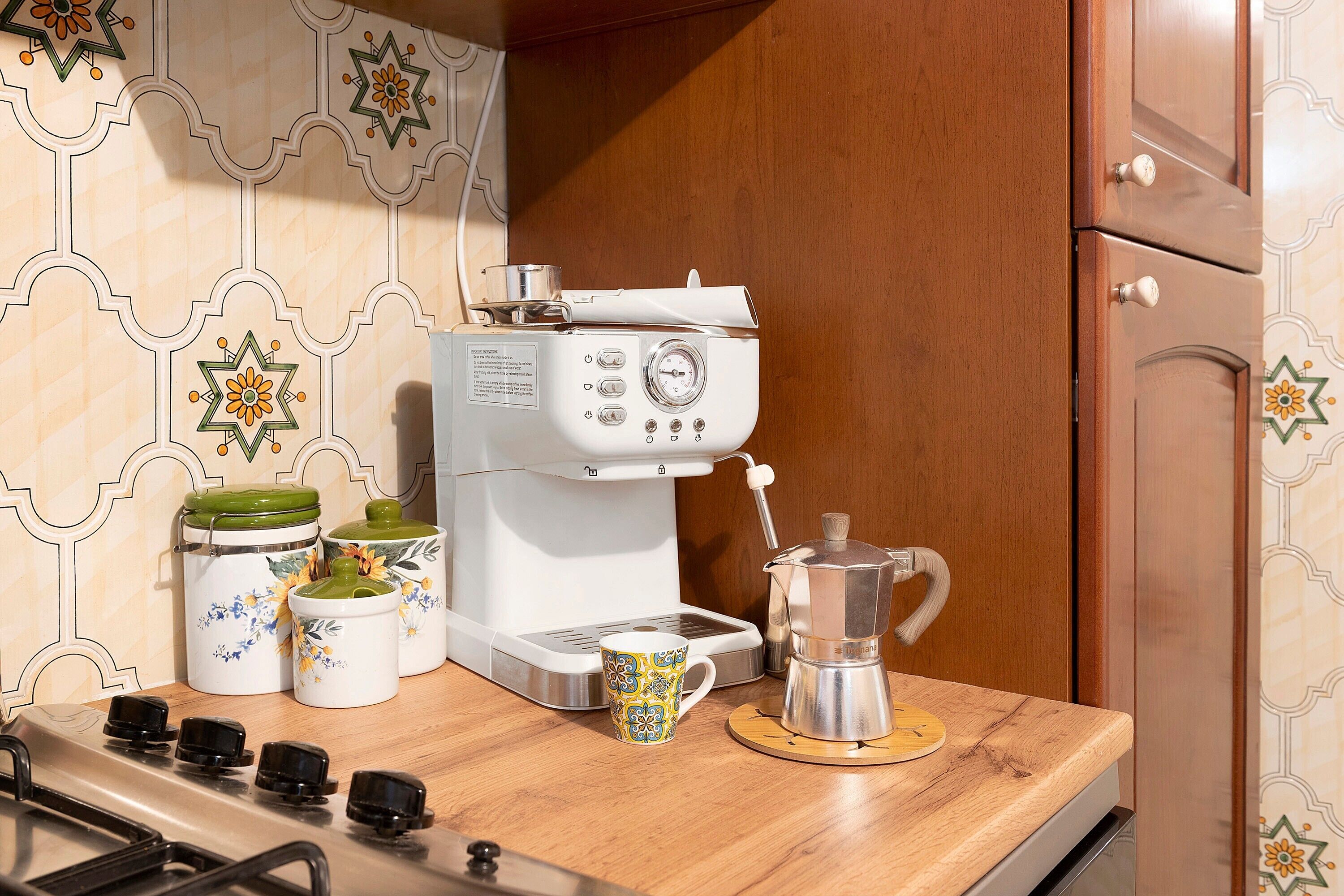 Wasserkocher mit Kaffee-/Teezubehör, Kühlschrank, Ofen, Herdplatte