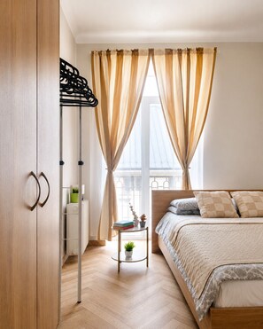Iron/ironing board, WiFi, bed sheets - Cosy Entire 2 Bedroom Apartment Centre Parking (Kaunas)