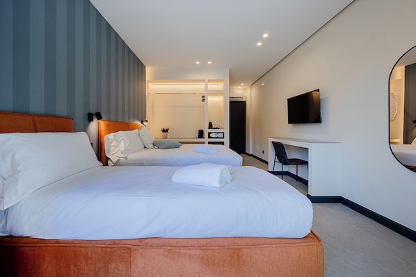 Quarto triplo superluxo, sacada, vista para o jardim | Cofres nos quartos, escrivaninha, espaço de trabalho para notebook
