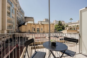 Habitación triple familiar, balcón, vista al patio | Restaurante al aire libre