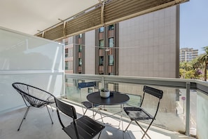 Quarto triplo superluxo, sacada, vista para o jardim | Opções para refeição ao ar livre
