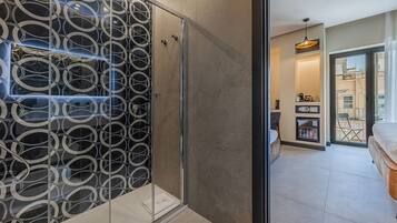 Ein modernes Badezimmer mit Duschkabine aus Glas und einer Wand mit Muster.