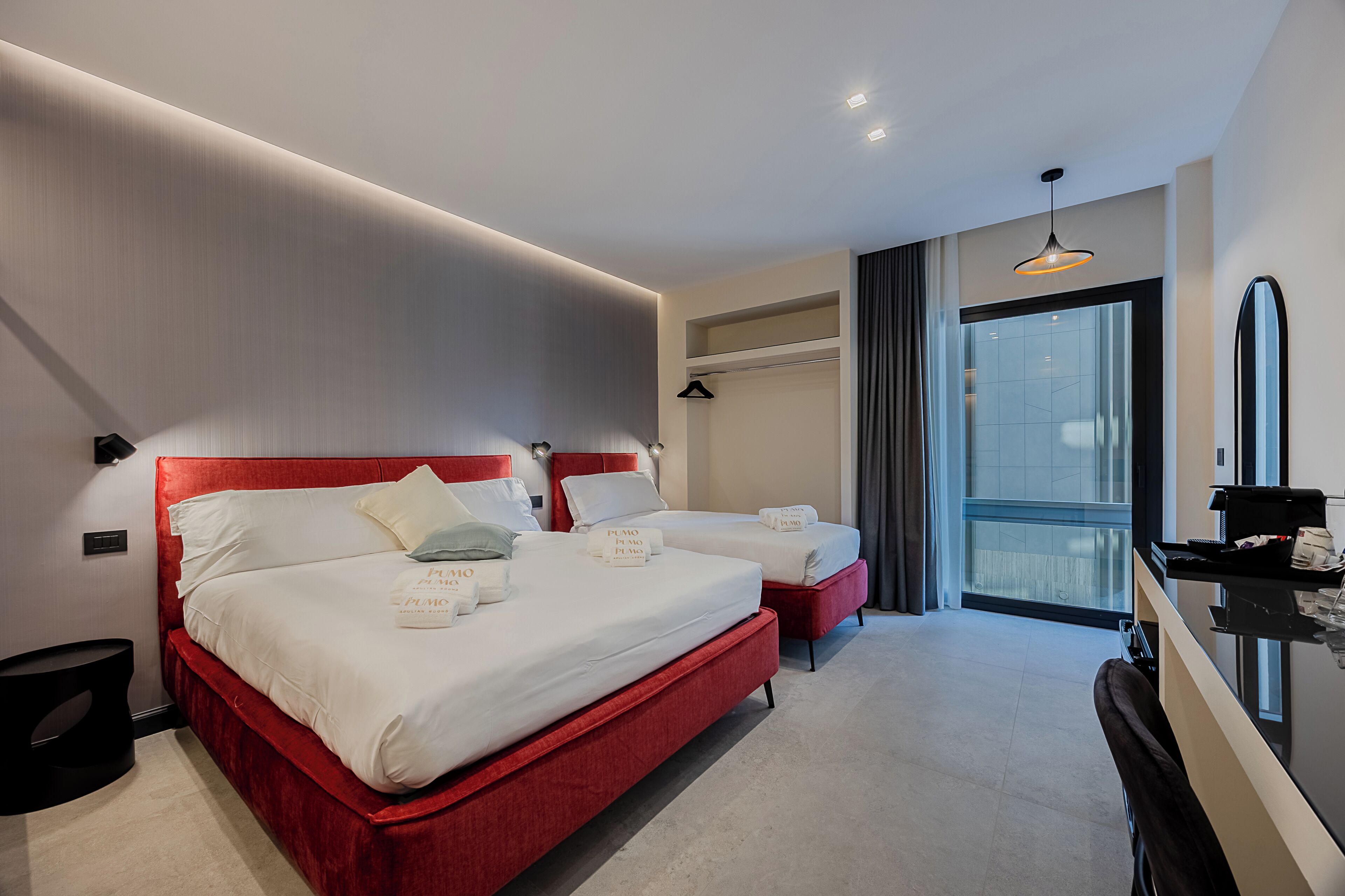 Habitación triple Deluxe, vista al jardín | Caja de seguridad en la habitación y escritorio 