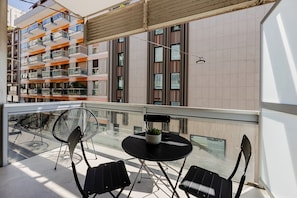Habitación triple de lujo, balcón, vista al jardín | Restaurante al aire libre