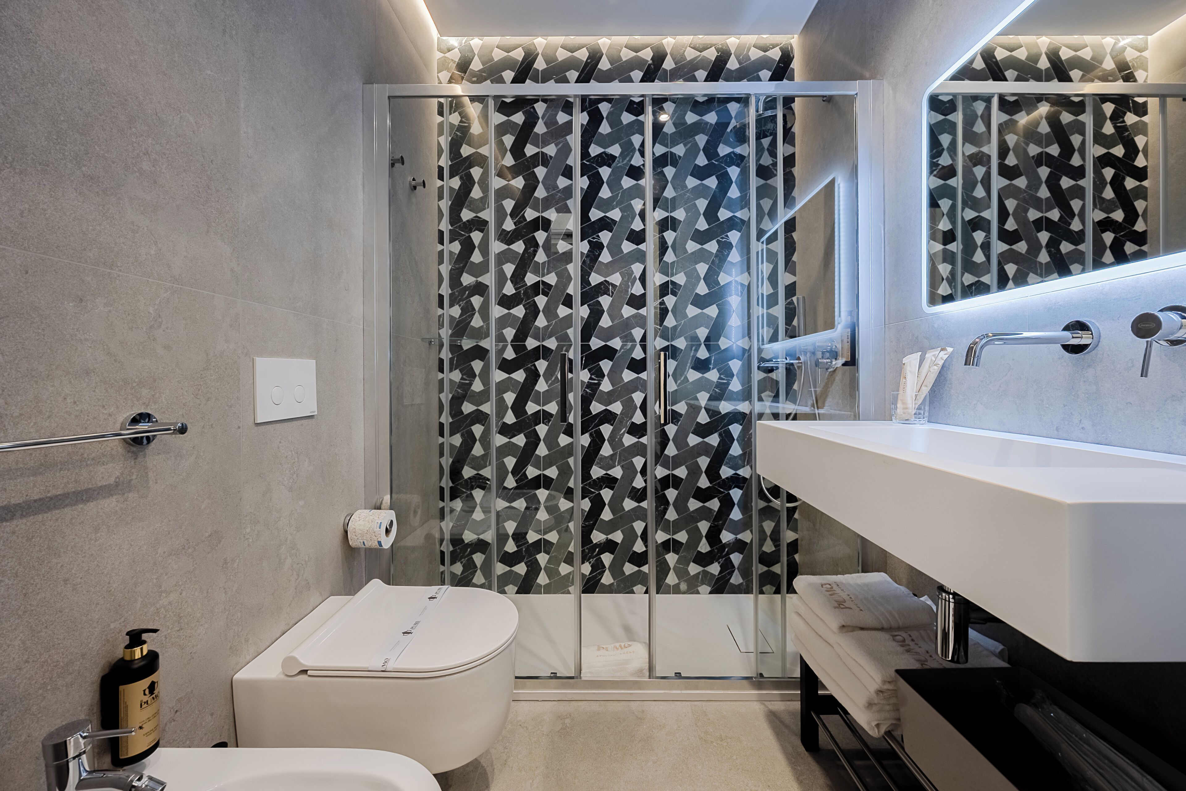 Tripla Luxury, balcone, vista giardino | Bagno | Doccia, asciugacapelli, pantofole, asciugamani