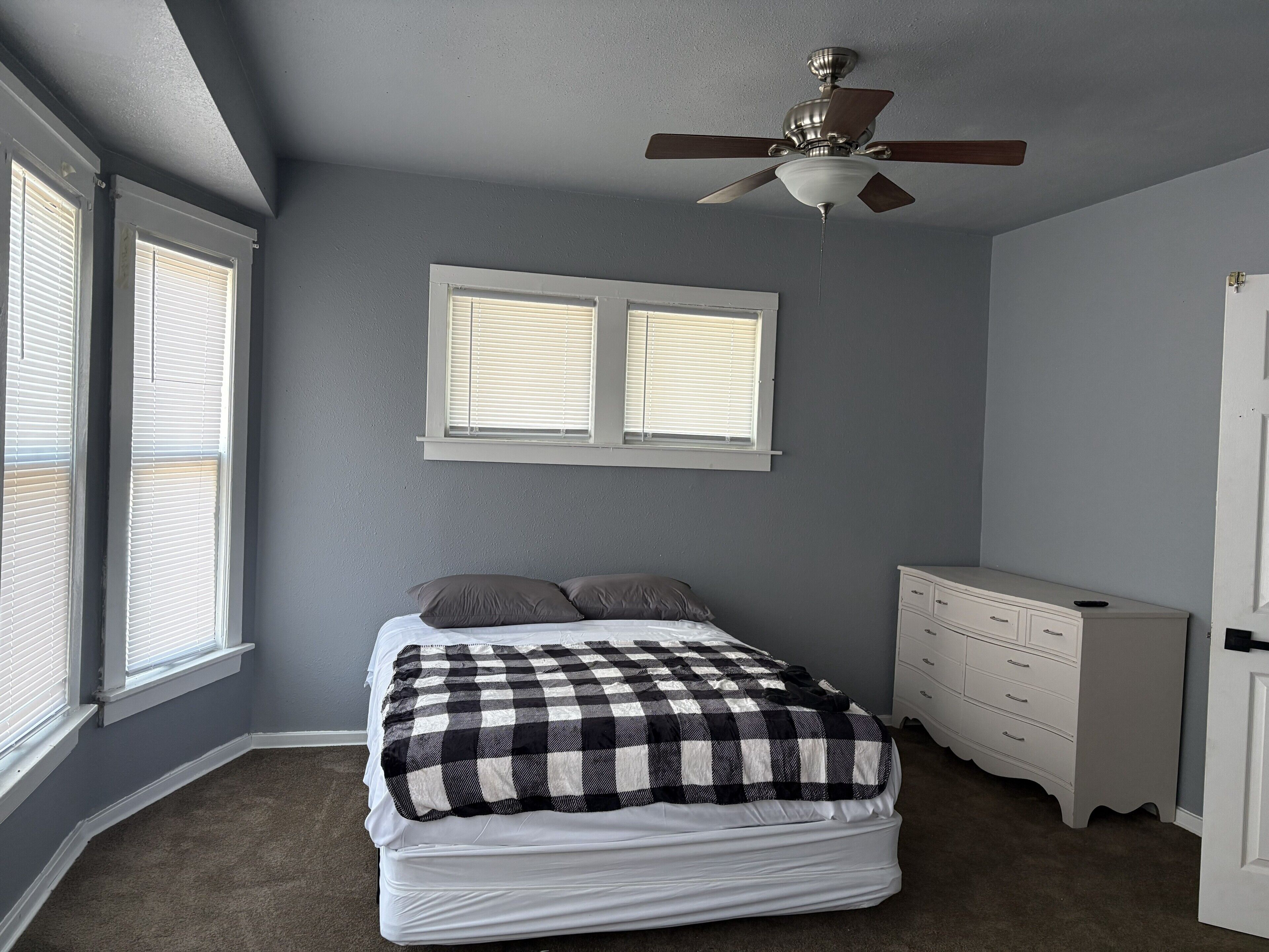 4 habitaciones, tabla de planchar con plancha, wifi y ropa de cama 