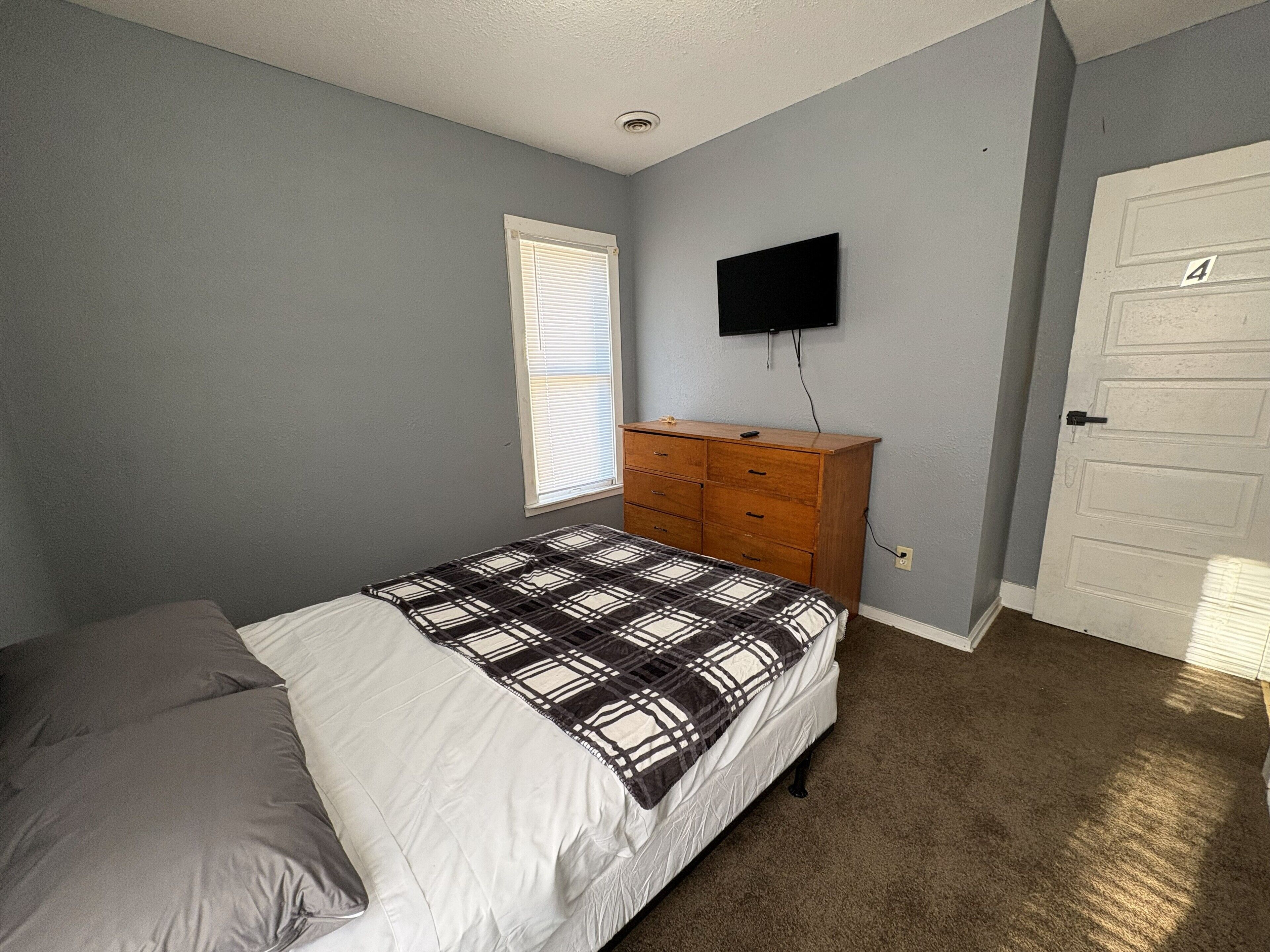 4 bedrooms, iron/ironing board, WiFi, bed sheets
