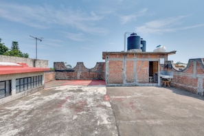 A rooftop with a brick structure, a water tank, and a red roof. - Stylish & Spacious Unit w/ Deck in Cuernavaca (Cuernavaca)