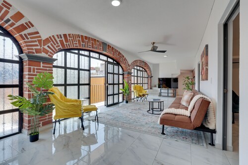 Stylish & Spacious Unit w/ Deck in Cuernavaca