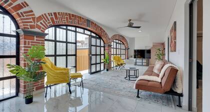 Stylish & Spacious Unit w/ Deck in Cuernavaca