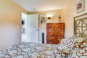 Interior - Waterfront Getaway: Sunroom, 2 Decks, Golf Course (Wolcott)