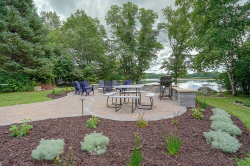 Lakefront Getaway! Family-friendly Deer Park Home