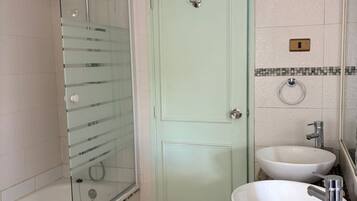 Rumah Keluarga, patio, pemandangan halaman | Kamar mandi