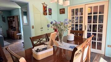Rumah Keluarga, patio, pemandangan halaman | Tempat makan