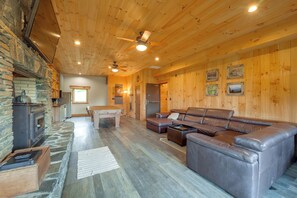 Interior - 66-acre Group Escape! Gateway to Grandfather Mtn (Elk Park)