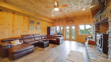 House (5 Bedrooms) | Interior