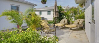 Walk to Englewood Beach! Resort-style Villa