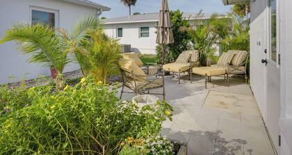Walk to Englewood Beach! Resort-style Villa