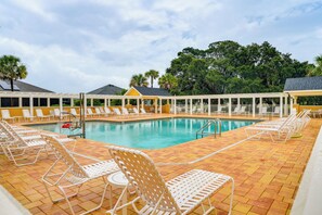 A pool area with lounge chairs and a clear view of the pool. - Community Pools, Golf & More! Home in The Villages (Wildwood)