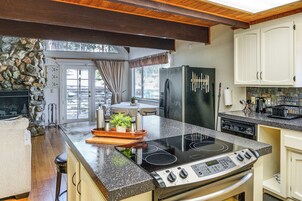 Una cocina con una isla central, un refrigerador y una estufa.