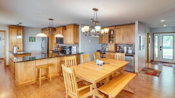 House (4 Bedrooms) | Interior