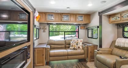 Off-grid Glamping! Unique, Wooded Tennessee Cabin