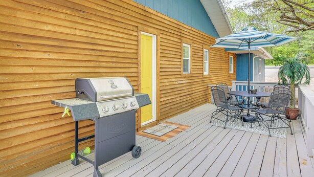 An outdoor deck with a grill, a table with chairs, and a blue umbrella. - 1 Mi to Table Rock Lake! Home w/ Water Views (Shell Knob)