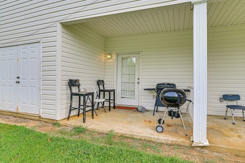 5 Mi to Msu! Spacious Townhome w/ Private Patio