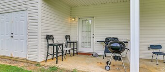 5 Mi to Msu! Spacious Townhome w/ Private Patio